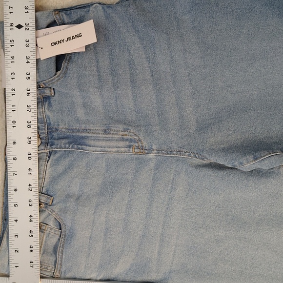 DKNY High-Rise Classic Straight-Leg Raw-Hem Jeans. Size 14/32 - Picture 8 of 11